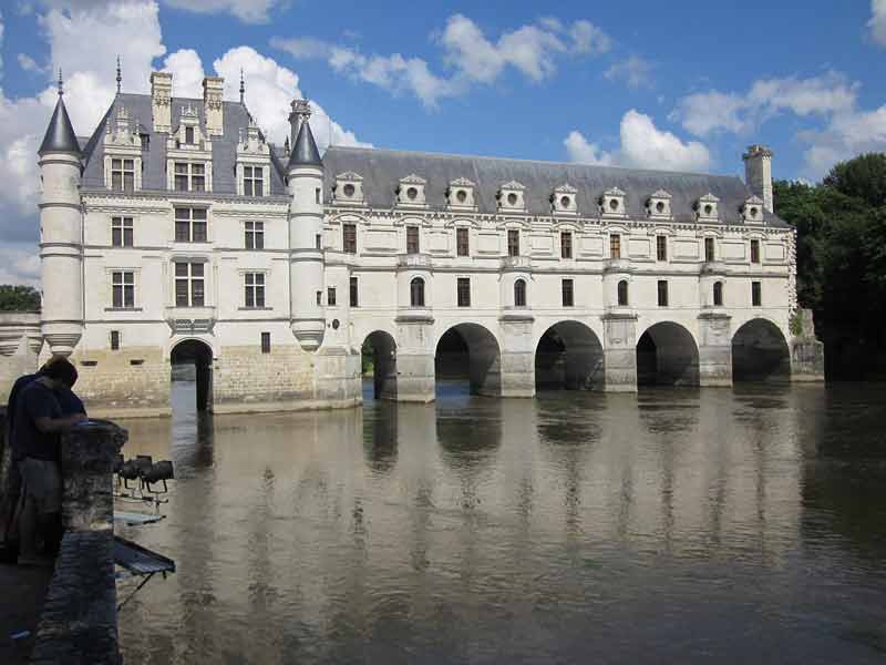 Vue du château de Chenonceau enjambant le Cher, célèbre château de la Loire surnommé le château des Dames