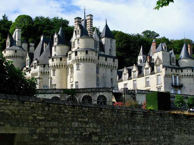Façade féerique du château d’Ussé avec ses tours en poivrière et ses toitures d’ardoise, en bordure de la forêt de Chinon