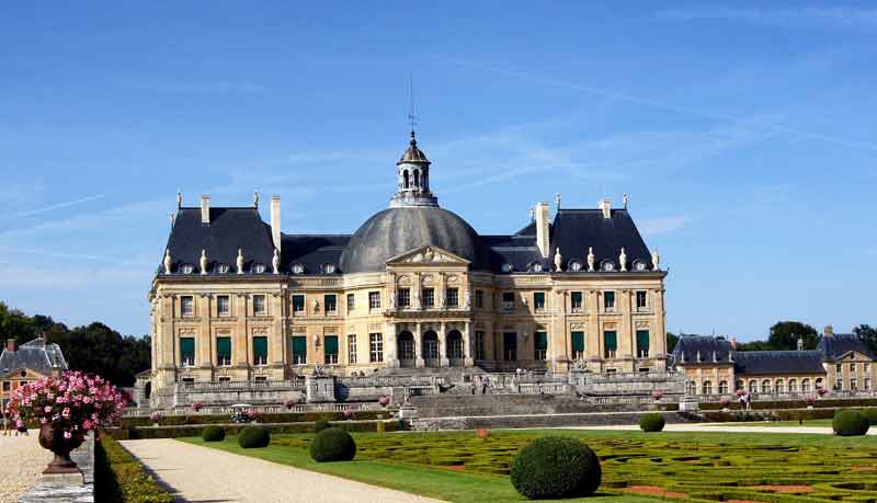 Façade principale du château de Vaux-le-Vicomte avec ses jardins à la française, chef-d’œuvre du XVIIe siècle en Seine-et-Marne
