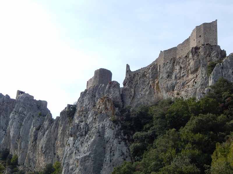 Ruines du château de Peyrepertuse perchées sur une crête rocheuse dans les Corbières, ancienne forteresse cathare en Occitanie