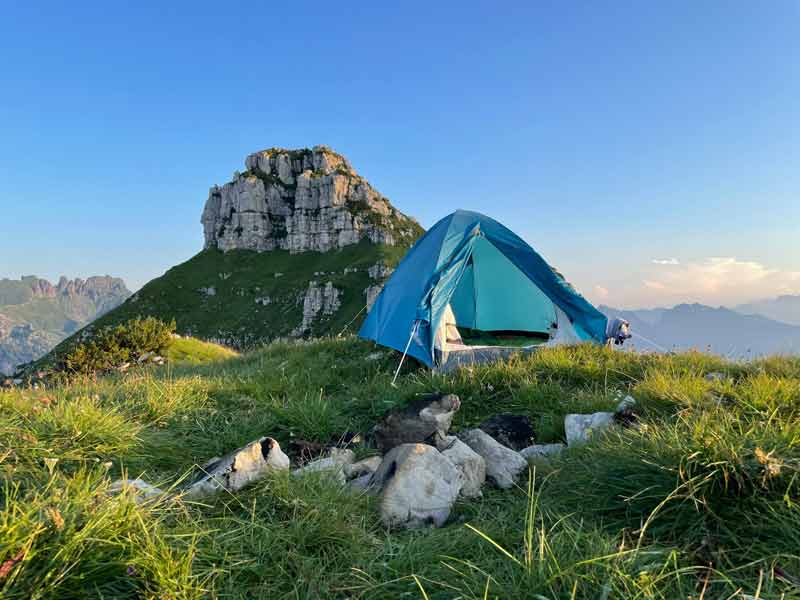 Tente de camping en pleine nature sur un plateau montagneux, idéale pour une colonie de vacances nature en altitude