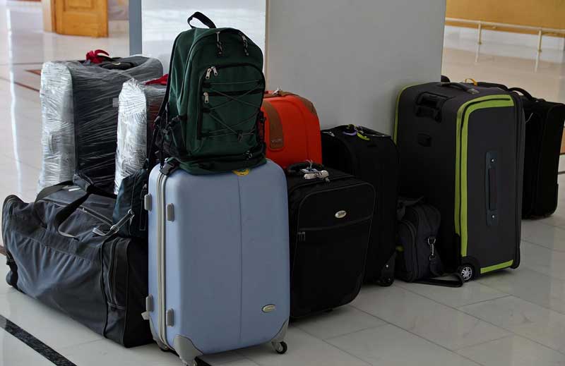 Salle de consigne à bagages d’un hôtel avec plusieurs valises déposées