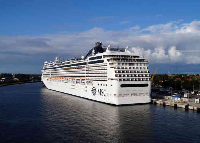 Navire de croisi�re MSC amarr� au port, id�al pour une premi�re croisi�re