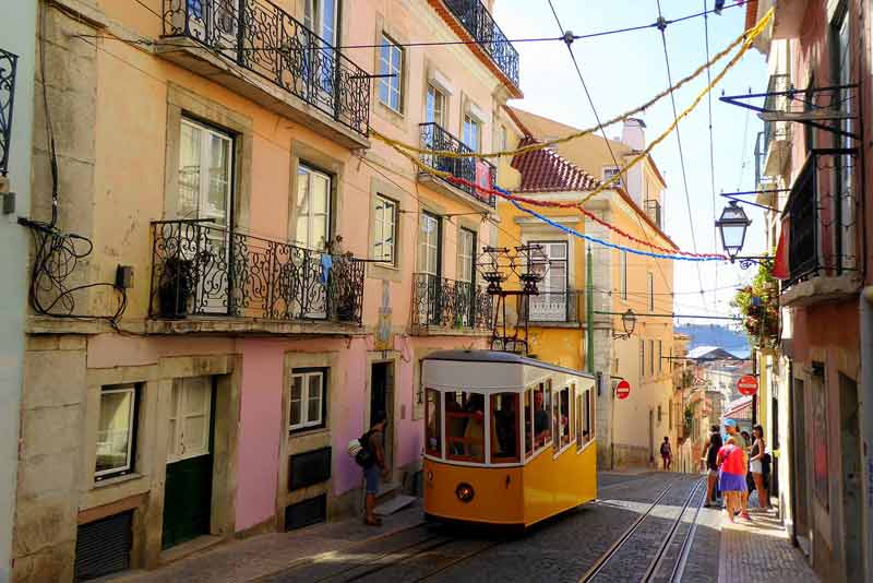 tram jaune à Lisbonne