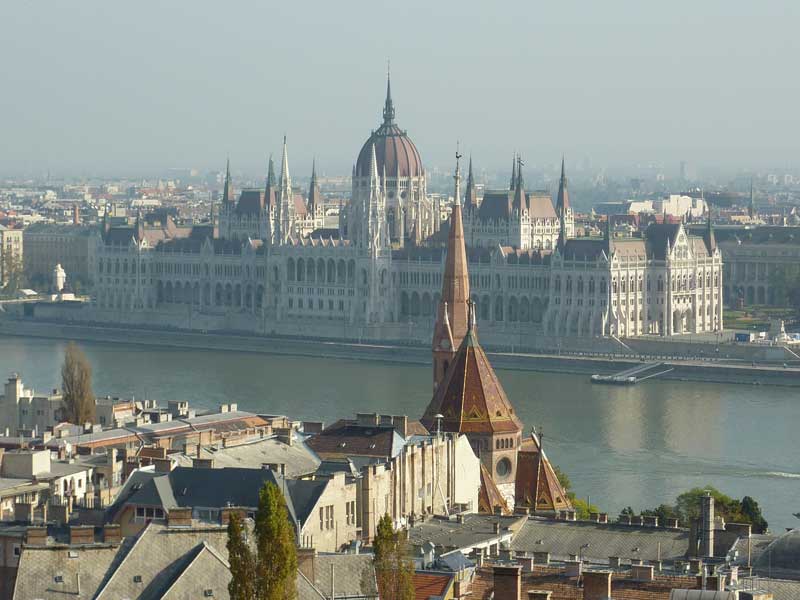 Vue panoramique sur le parlement de Budapest et le Danube depuis le quartier du château de Buda