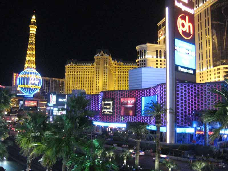 Le Strip de Las Vegas de nuit avec les enseignes lumineuses des hôtels-casinos et la réplique de la Tour Eiffel de l'hôtel Paris Las Vegas