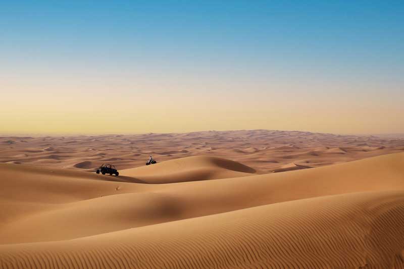 Buggy et quad sur les dunes du désert d'Agafay aux portes de Marrakech au coucher du soleil
