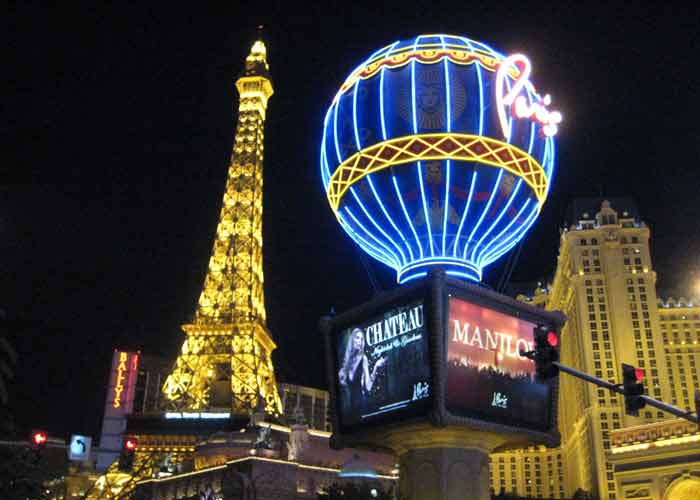 Le Strip de Las Vegas de nuit avec les enseignes lumineuses des h�tels-casinos et la r�plique de la Tour Eiffel de l'h�tel Paris Las Vegas