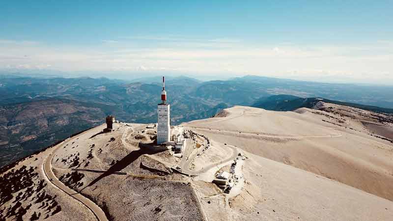 Vue aérienne du sommet du mont Ventoux avec sa station emblématique, destination mythique des cyclistes dans le sud de la France