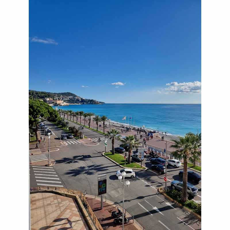 Promenade des Anglais à Nice bordée de palmiers face à la Méditerranée, sous le soleil d’hiver, pour un week-end doux sur la Côte d’Azur en décembre
