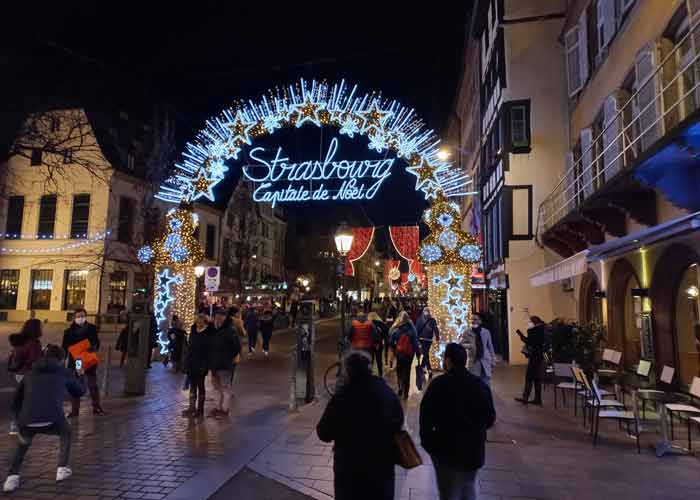 Arche lumineuse � Strasbourg Capitale de No�l � � l�entr�e d�une rue pi�tonne du centre historique, illumin�e pour les 
											march�s de No�l en d�cembre