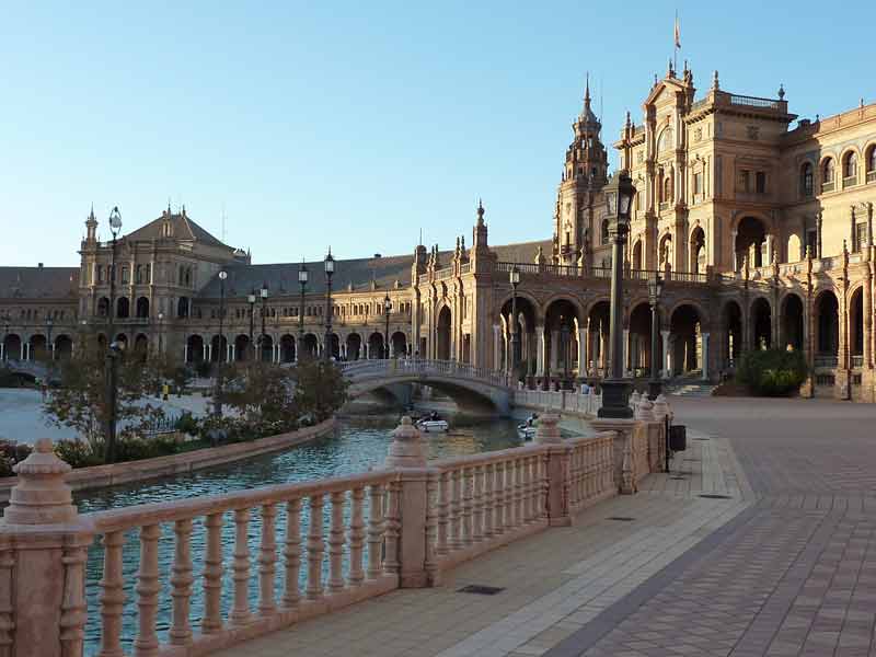 Plaza de España à Séville, en Andalousie, avec son canal et ses ponts en pierre