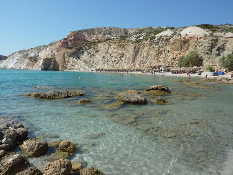 Plage de Firiplaka à Milos, dans les Cyclades, aux eaux turquoise