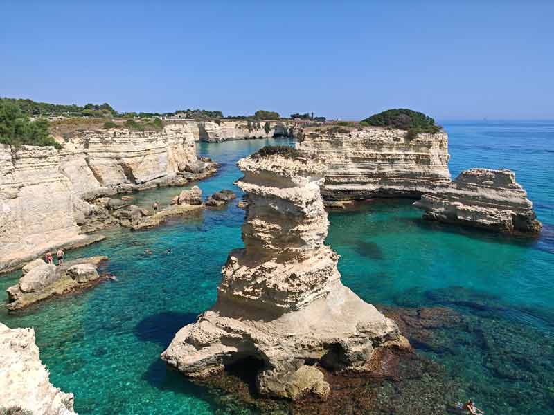 Falaises et faraglioni de Torre Sant'Andrea, dans les Pouilles