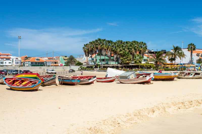 Barques de pêche colorées sur la plage de Santa Maria, au Cap-Vert