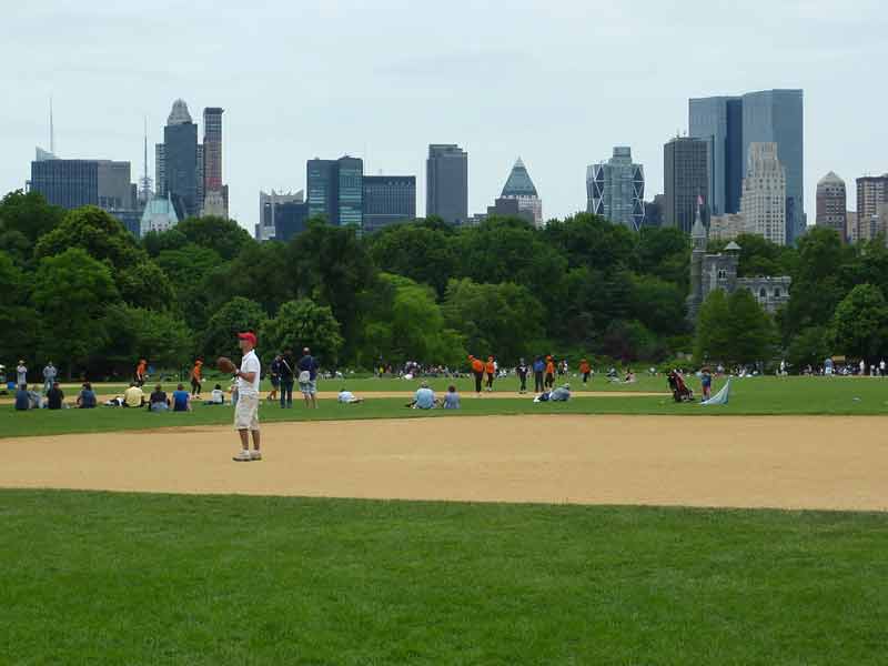 Partie de baseball à Central Park, avec les gratte-ciel de New York en toile de fond
