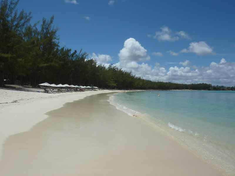 Plage de Mont Choisy à l'île Maurice, sable blanc et eaux turquoise