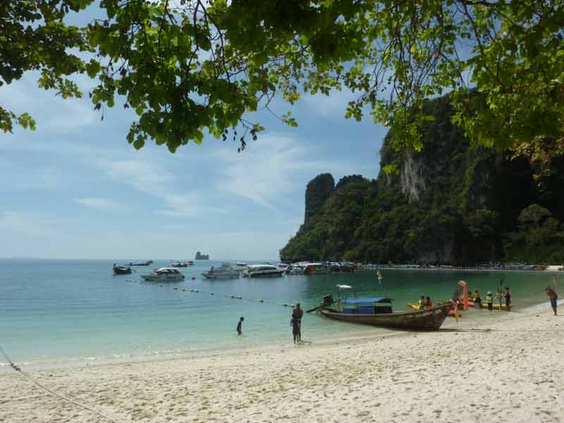 Longtail boats sur une plage de Koh Hong, en Thaïlande