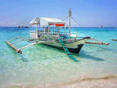 bateau amarré à Boracay, petite île de l'archipel des Visayas, Philippines