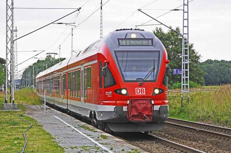 Train régional rouge de la Deutsche Bahn (DB) en circulation en Allemagne, direction Rostock Hauptbahnhof