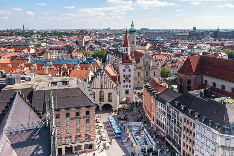 Vue aérienne du centre historique de Munich avec l’ancienne mairie, les toits rouges et les rues animées de Marienplatz