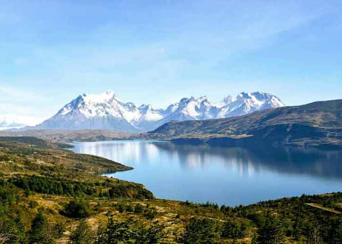 Photo 
								d'un lac de haute montagne avec des montagnes enneig�es en arri�re-plan (parc Torres del Paine, Patagonie)