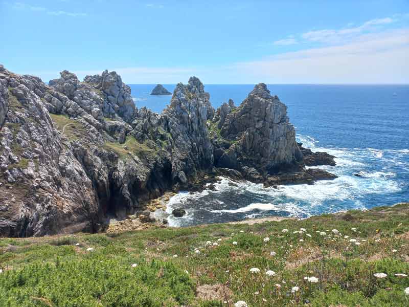 pointe de Pen-Hir (« Beg Penn Hir » en breton) est située au sud-ouest de la presqu'île de Crozon, sur la commune de Camaret-sur-mer
en Bretagne (France)