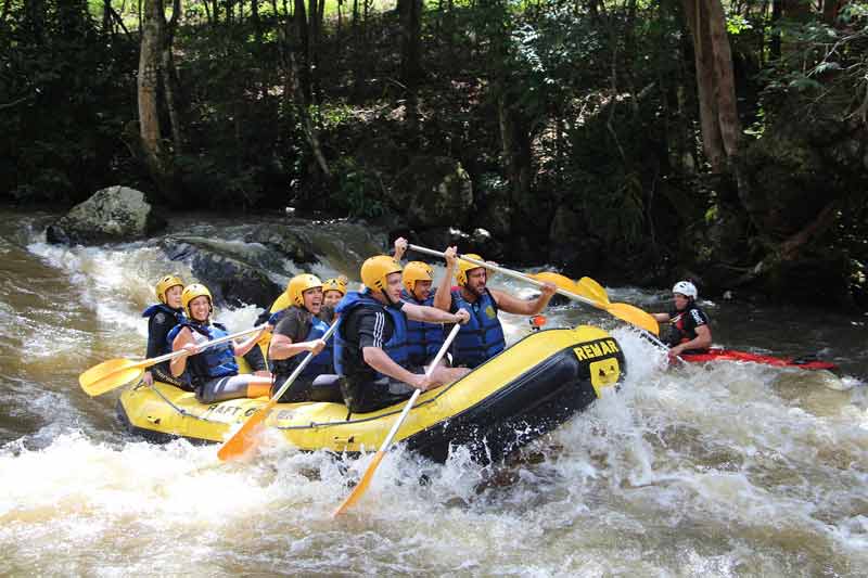 descente en rafting dans des eaux agitées