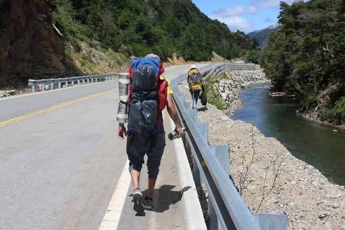 voyageurs qui marchent le long d'une route