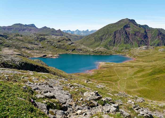 Lac d'Estaens dans les Pyr�n�es, entour� de sommets verdoyants