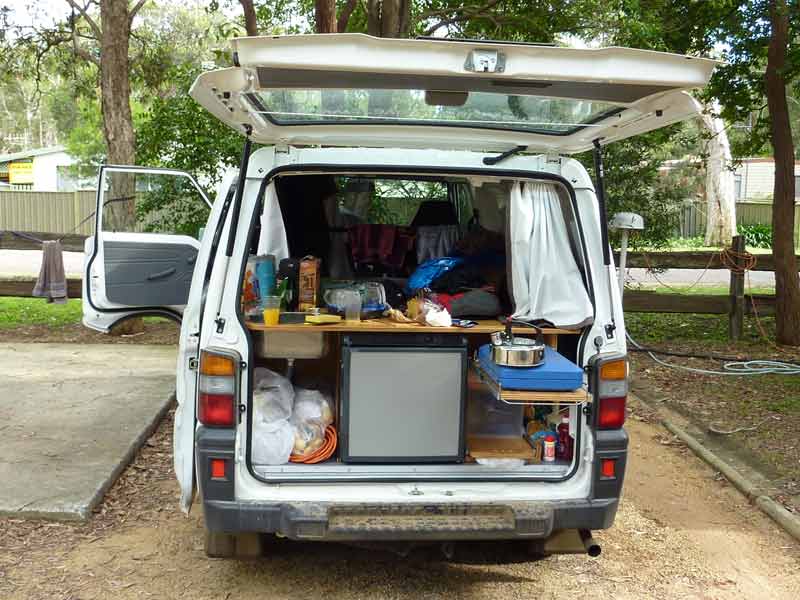 frigidaire, évier et plaque de cuisson dans un van aménagé