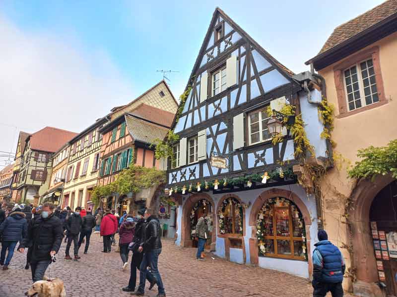 Rue pittoresque de Riquewihr en Alsace