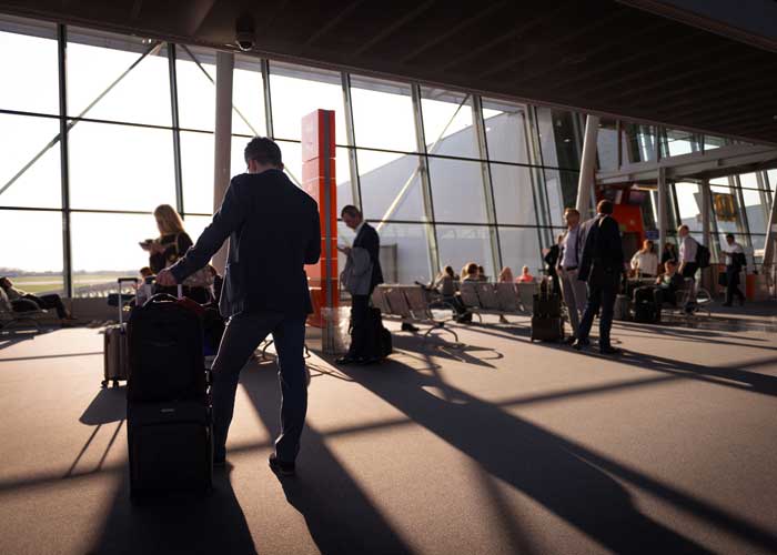 Passagers attendant dans un terminal d'a�roport apr�s un vol retard� ou annul�