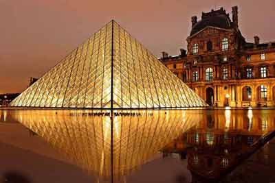 Vue de nuit sur la pyramide éclairée du Louvre (Paris, France)