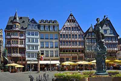 Promenade sur la place du Römerberg à Francfort (Allemagne) lors d'un voyage d'affaires