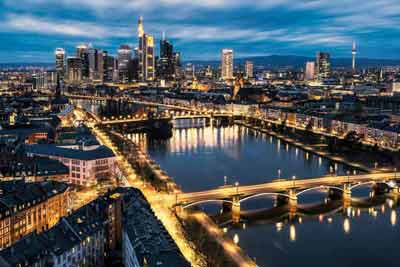 Vue aérienne des bâtiments éclairés de Francfort pendant la nuit