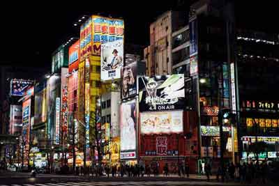 Akihabara Electric Town avec ses boutiques d'électronique et de mangas illuminées la nuit, Tokyo (Japon)