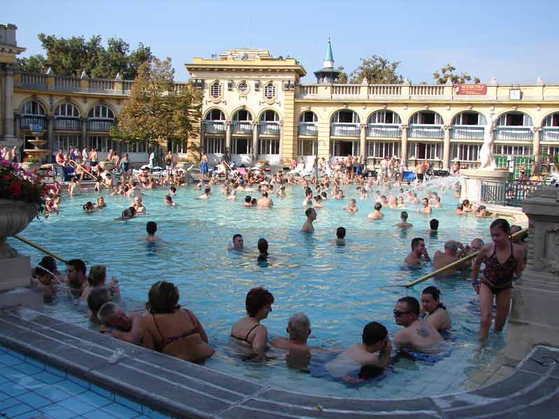 Baignade animée dans les célèbres bains thermaux Széchenyi à Budapest, entourés d'une élégante architecture néoclassique