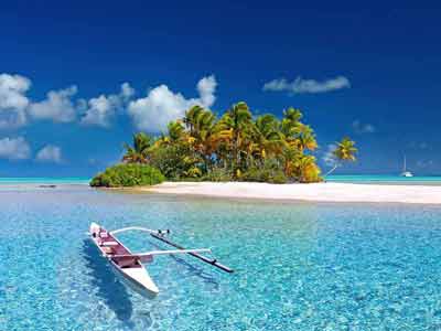 Barque d'un couple en voyage de noce à côté d'une petite île déserte, Polynésie française