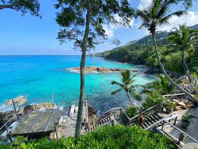 Terrasse en bois d'un hôtel qui surplombe l'océan Indien, Seychelles