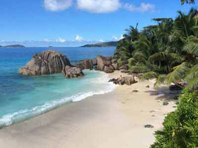 couple en lune de miel sur l'île de La Digue aux Seychelles