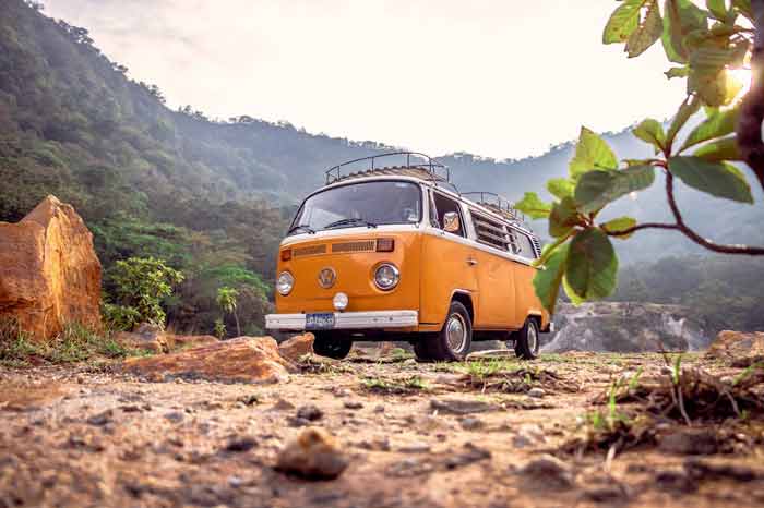 Photo d'un van de couleur orange et de la marque Volkswagen