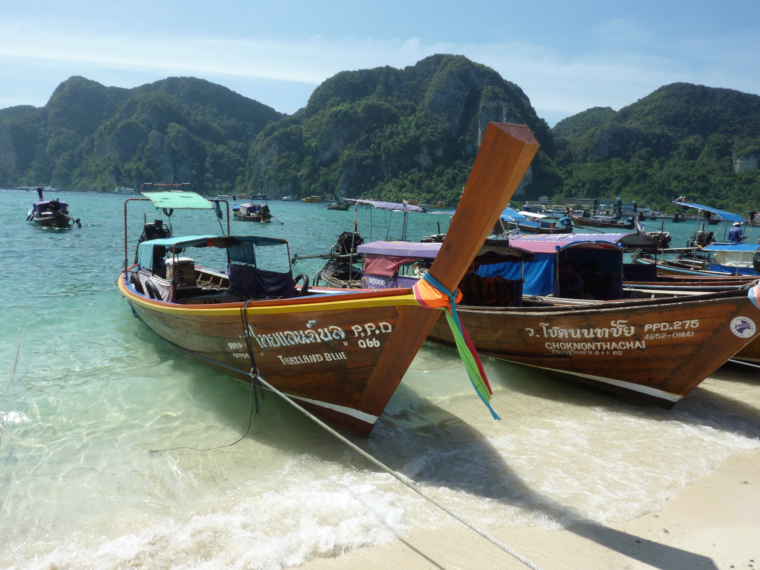 long tail boat (sorte de taxi des mers) sur une plage de l’île de Ko Phi Phi en Thaïlande