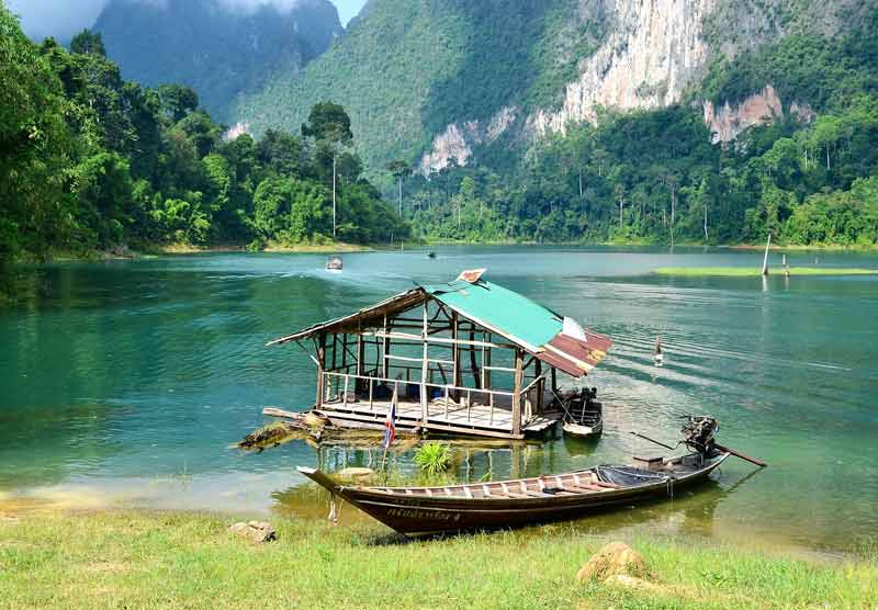 Lac dans le parc national de Khao Sok avec vue sur les montagnes de Doi Inthanon (Thaïlande)