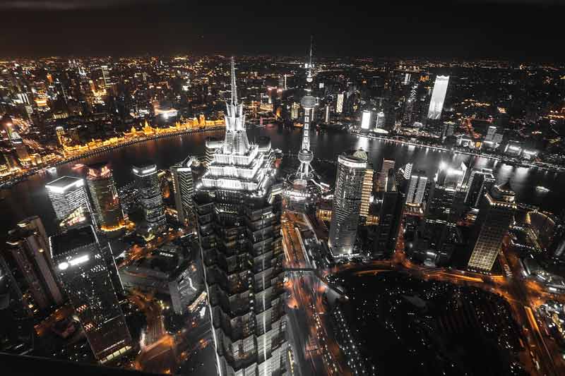 Vue du ciel sur les gratte-ciel de Shangaï la nuit