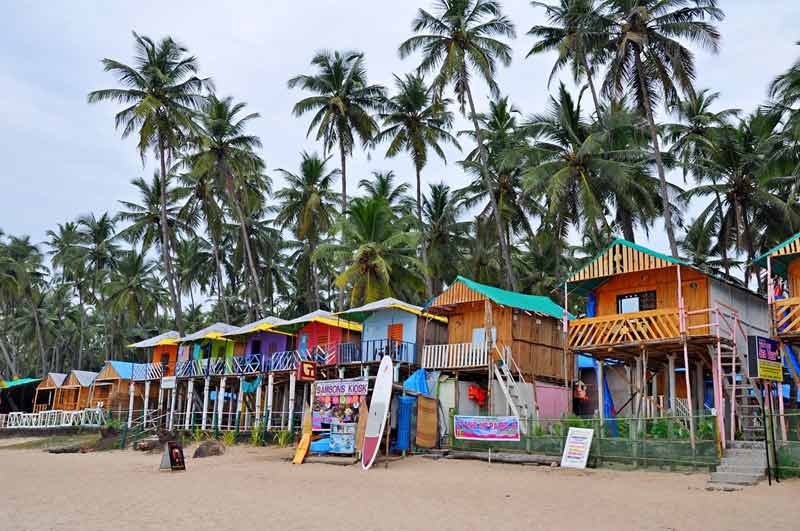 Cabanes en bois sur la plage de Goa (Inde)