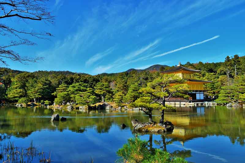 pavillon d’or de Kinkaku-ji reflété dans son étang, Japon