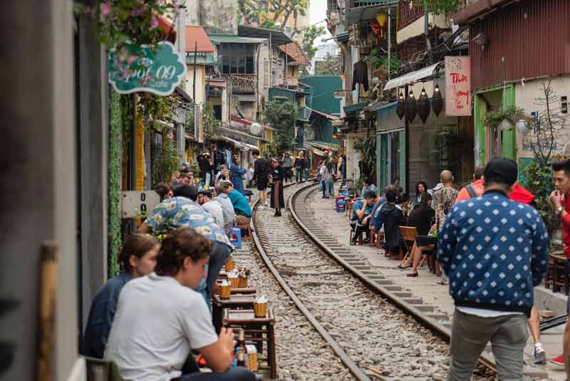 Rue du train dans le vieux quartier de Hanoï, au croisement des rues Dien Bien Phu et Ton That Thiep