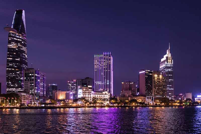 Photo des Gratte-ciel de Hô Chi Minh-Ville (anciennement Saïgon) prise la nuit