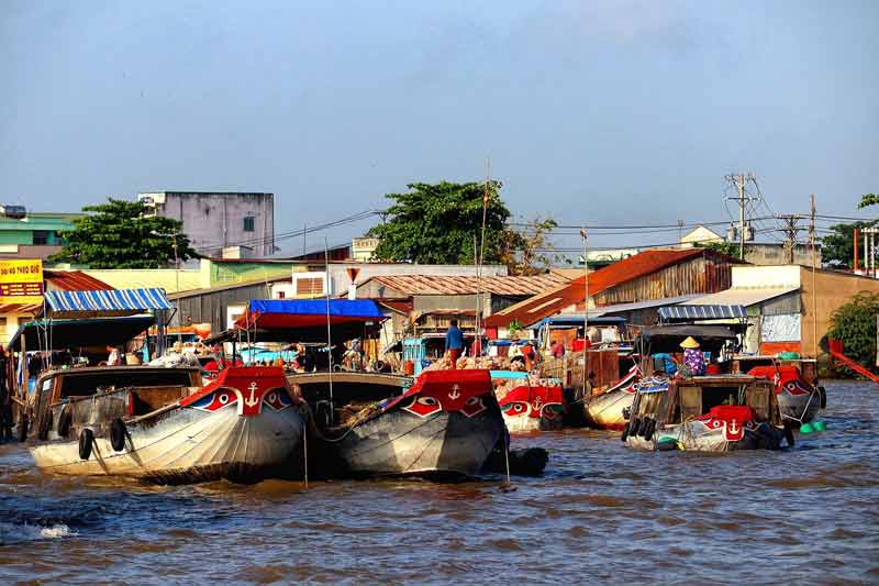 Marché flottant en Asie dans le delta du Mékong